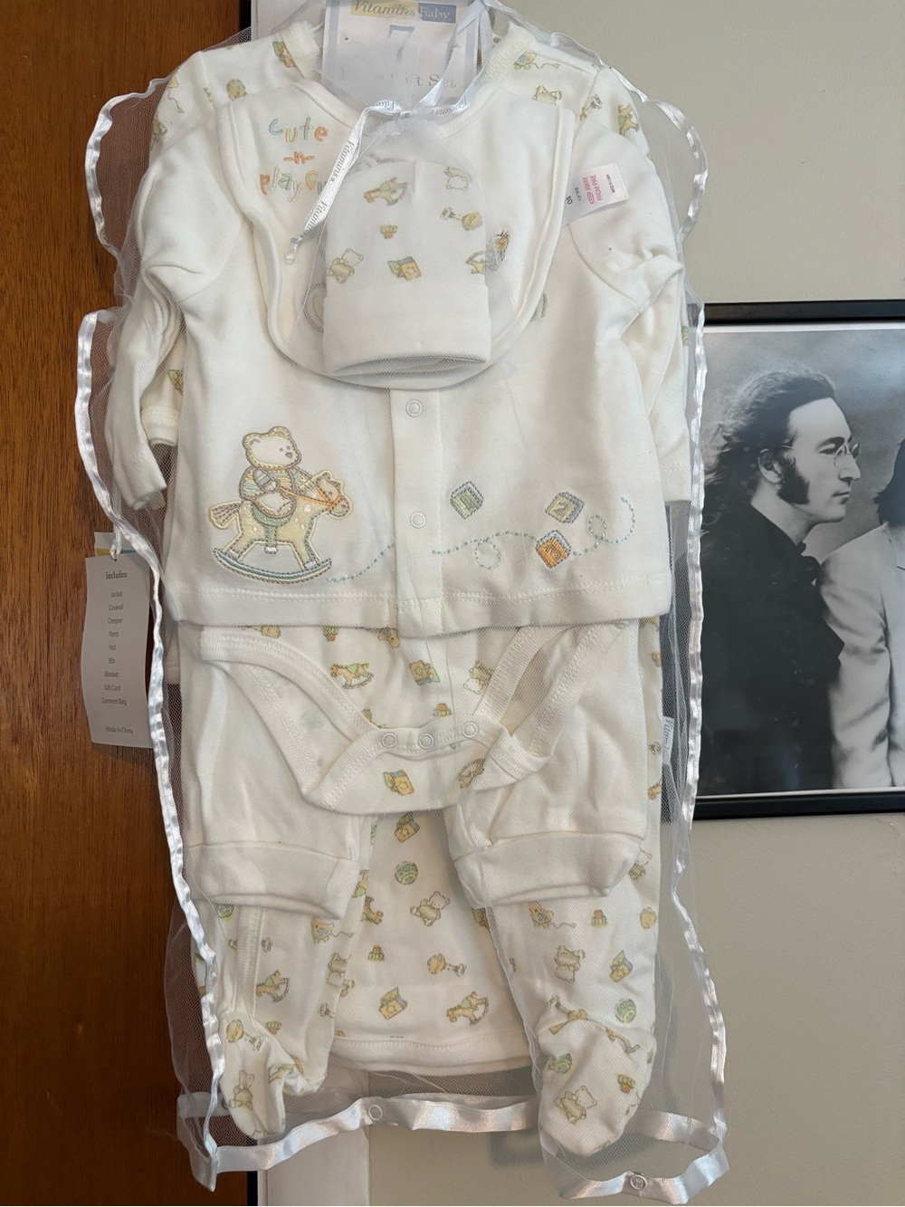 Vitamins Baby Ivory Bear Print Gift Set